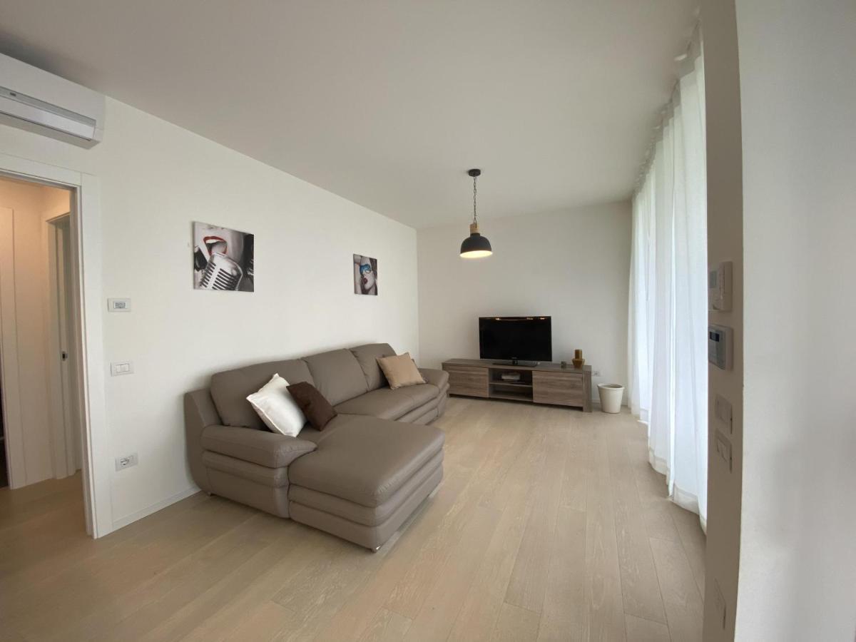 Immobiliare Jvl - White * Lido di Jesolo